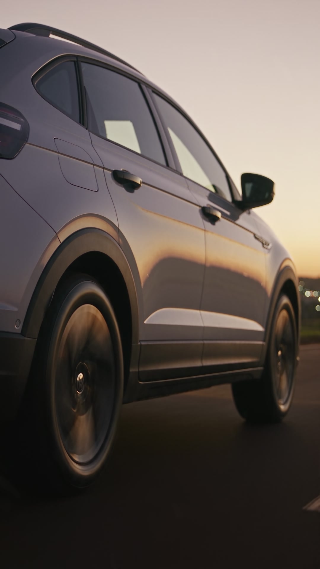 Volkswagen rodando em estrada ao entardecer, já entregue ao cliente.